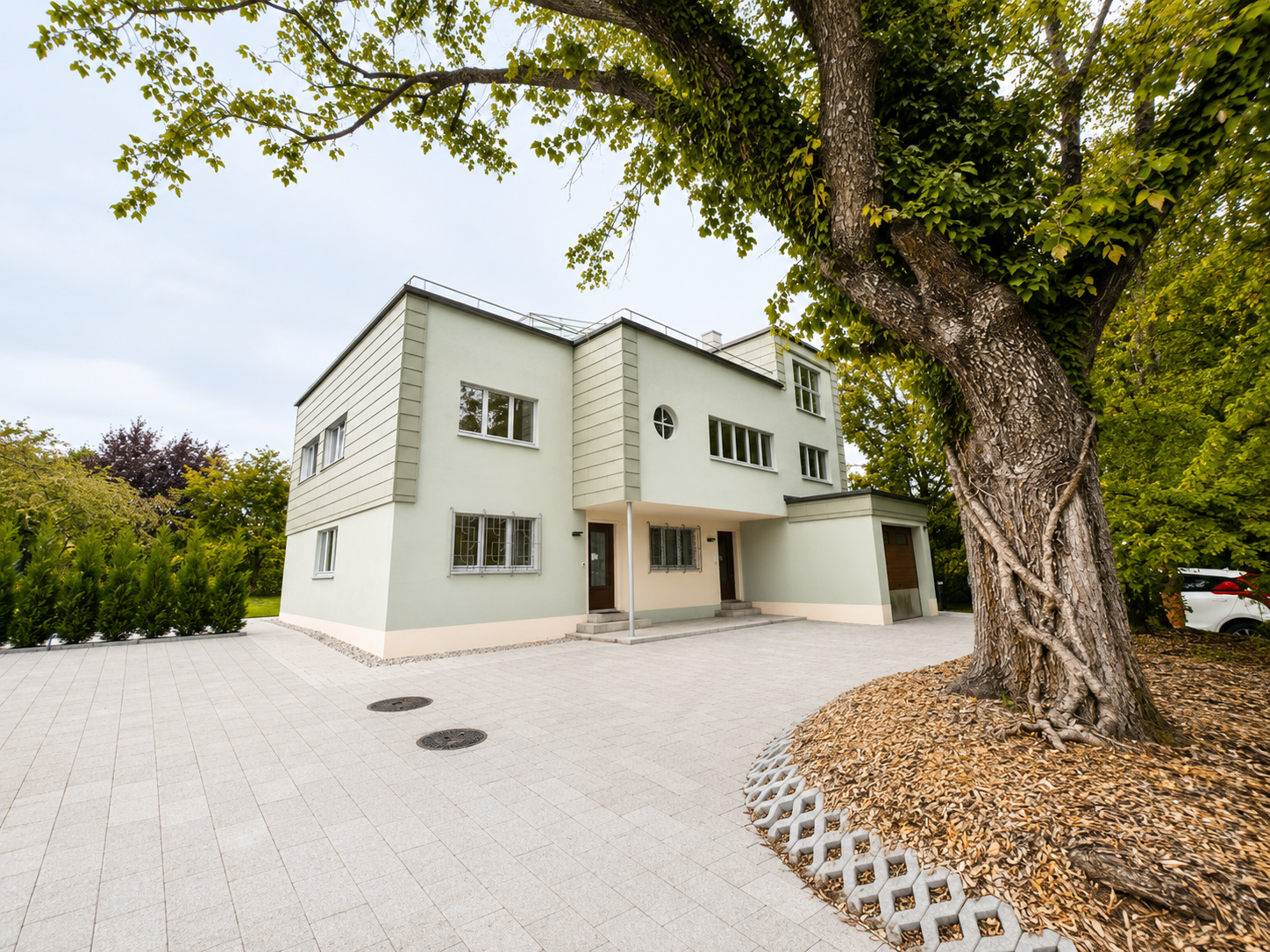 Propriété d’exception –Villa d’inspiration Le Corbusier avec rendement locatif