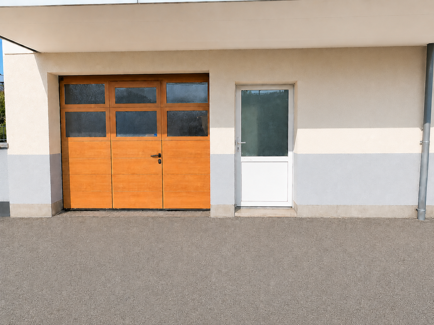 Local polyvalent de 25 m² avec porte de garage